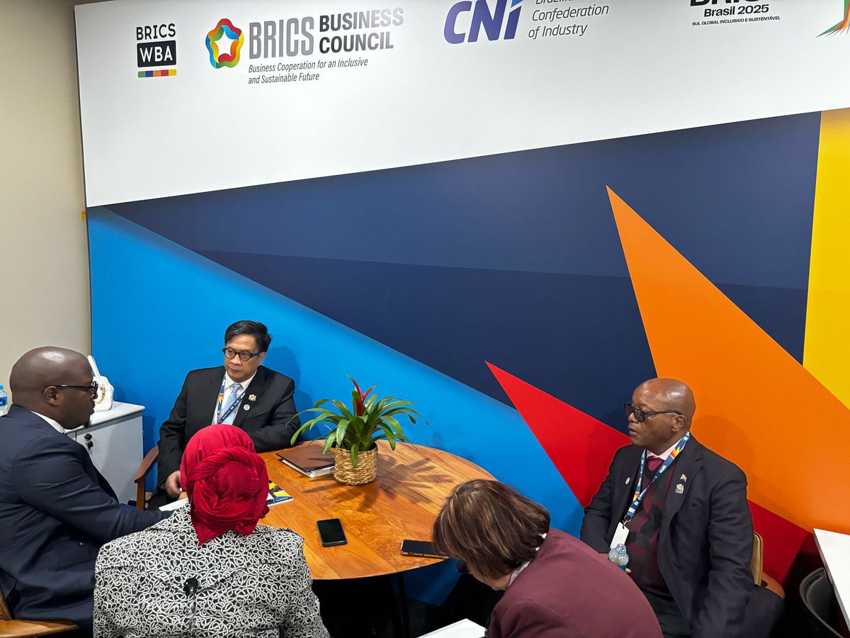 MPGodlimpi's tweet image. At the BRICS Business Forum sidelines, Rio de Janeiro, I met with Dr Didit Ratam, Chair of Indonesia’s Chamber of Commerce. We explored opportunities for a stronger SA-Indonesia investment partnership and discussed Indonesia’s experience in critical mineral value addition.