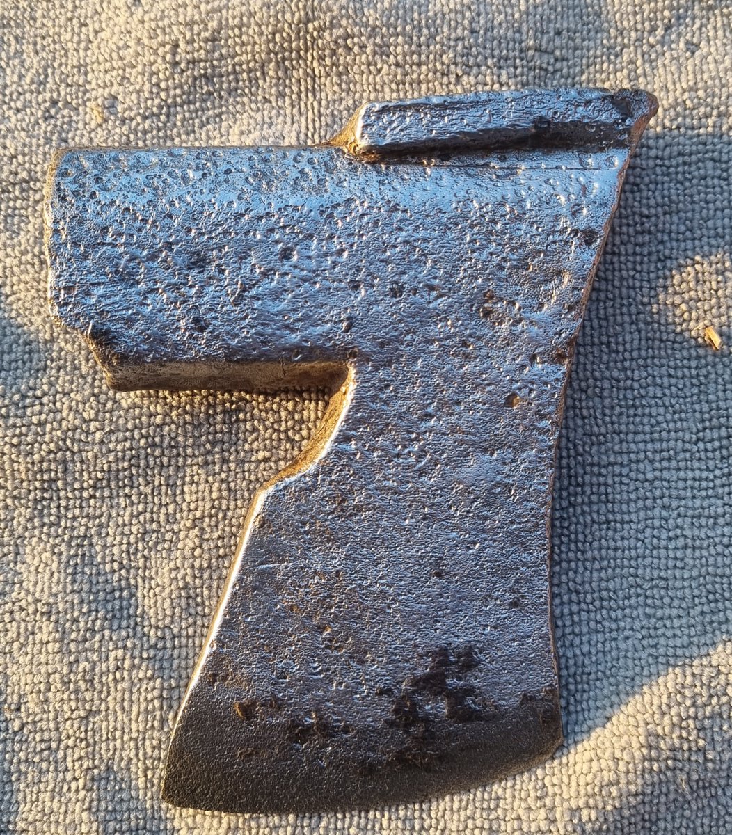 This ax has been cleaned of rust but no stamp can be found. I was wondering.... if I sharpened the blade to a mirror finish and let it be that way.. what do you think?🤔