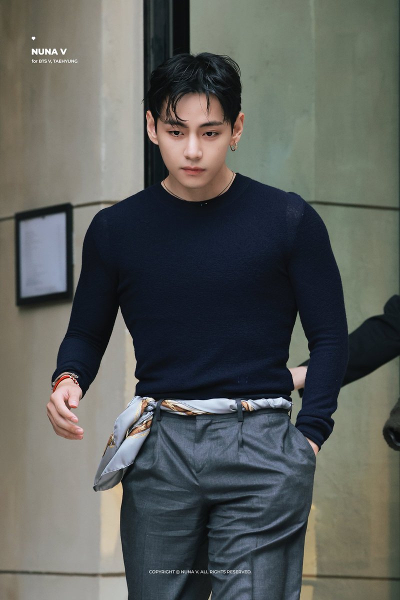 All4TaeJK's tweet photo. Make way for the man of the moment, Kim Taehyung!!!
KIM TAEHYUNG IS COMING
CELINE BOY V IS COMING
#TAEHYUNGxCELINE
#TaehyungInParis
#CelineBoyV
#태형
#뷔
#V
#KimTaehyung
#TaekookIsBack
#Taehyung
Ctto.: @ _nuna_V https://t.co/4KvfFeX6ul