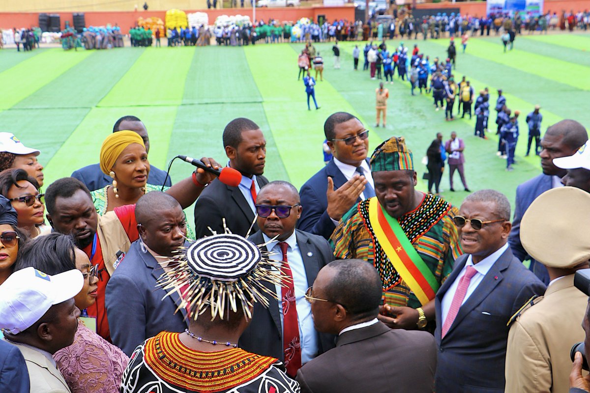 PNUDCameroun's tweet image. As part of his mission to #Bamenda for the 7th #PPRD Steering Committee, H.E Chief Dr. @joDionNgute #PrimeMinister &amp;amp; Head of Gov't🇨🇲 visited the Atugolah Synthetic Turf #Stadium, constructed by #UNDP 🇨🇲 under the #PPRD.

The stadium features a FIFA-standard 111x74m pitch, a