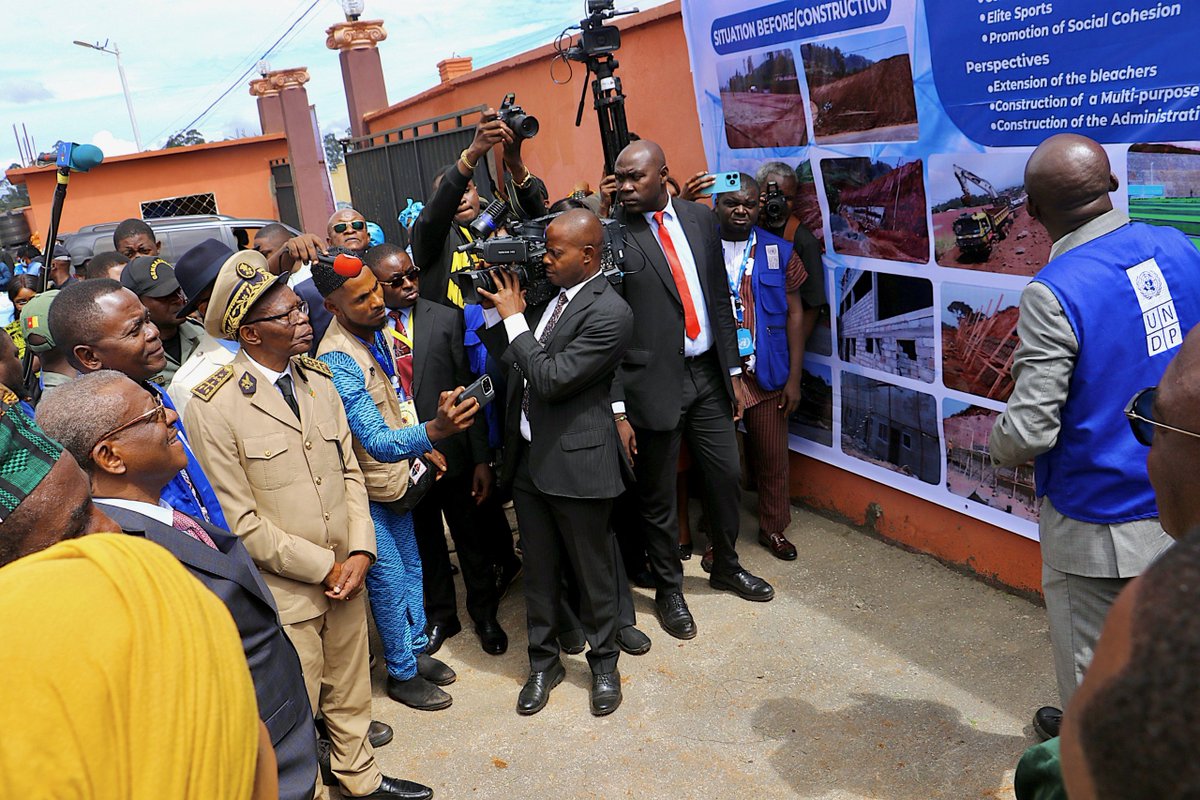 PNUDCameroun's tweet image. As part of his mission to #Bamenda for the 7th #PPRD Steering Committee, H.E Chief Dr. @joDionNgute #PrimeMinister &amp;amp; Head of Gov't🇨🇲 visited the Atugolah Synthetic Turf #Stadium, constructed by #UNDP 🇨🇲 under the #PPRD.

The stadium features a FIFA-standard 111x74m pitch, a
