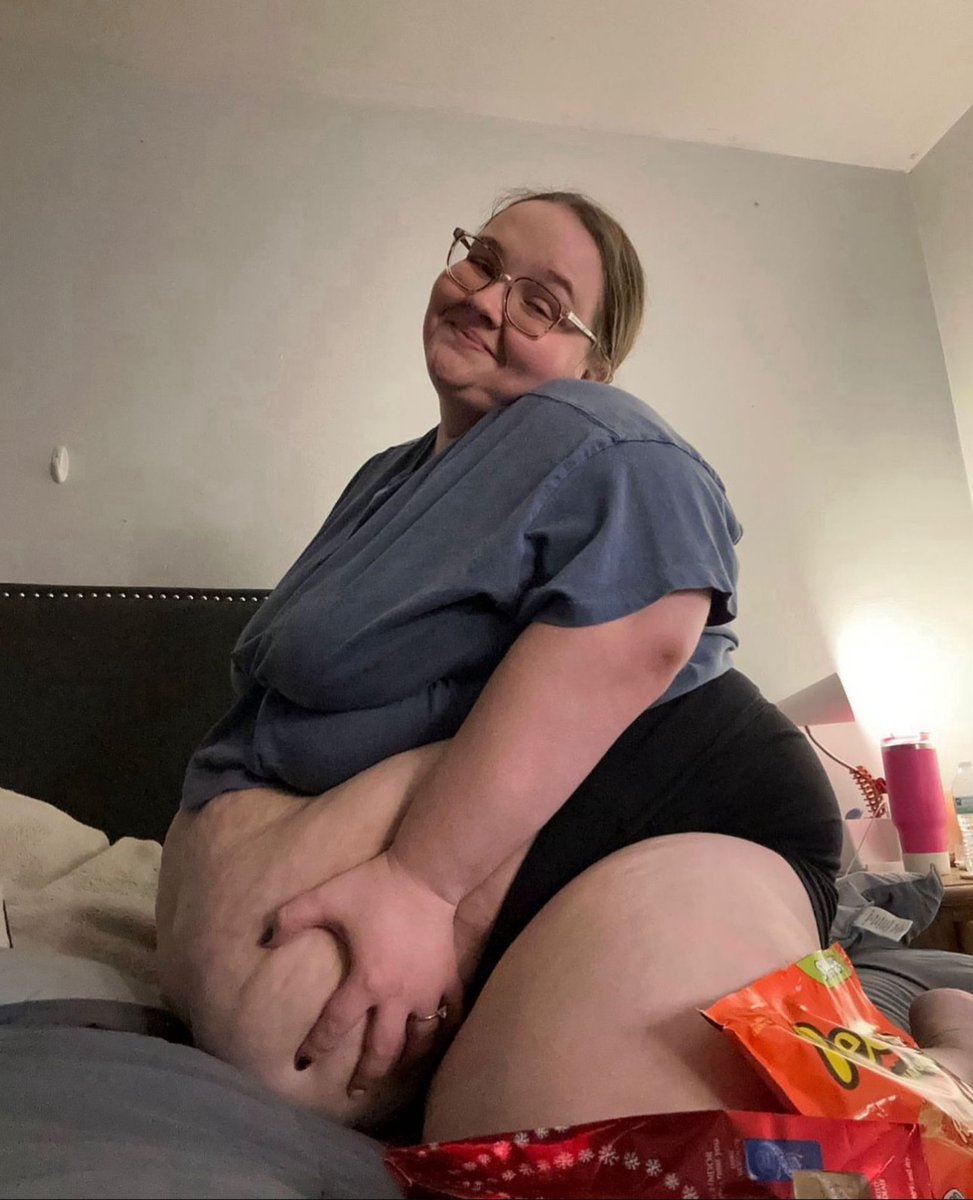 glazedabby's tweet photo. be honest: smash or pass? (500lbs &amp; 22) https://t.co/kjb4XZ5iZO