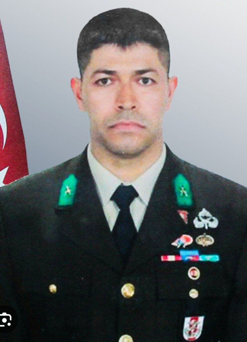 Seni tanıyorum.
Sen cesur, onurlu,bir adamdın.
Mesleğin vatana adanmışlıktı,
Bundan bir gün bile vazgeçmedin.
Ama yorgunsun, 
Hayat yordu seni.
Olsun,
Hayat böyle.
Birileri hiç hak etmediklerini kazanır,
Birileri hak ettiklerinin hepsini kaybeder.
Sen,ben,biz bugün kaybettik...