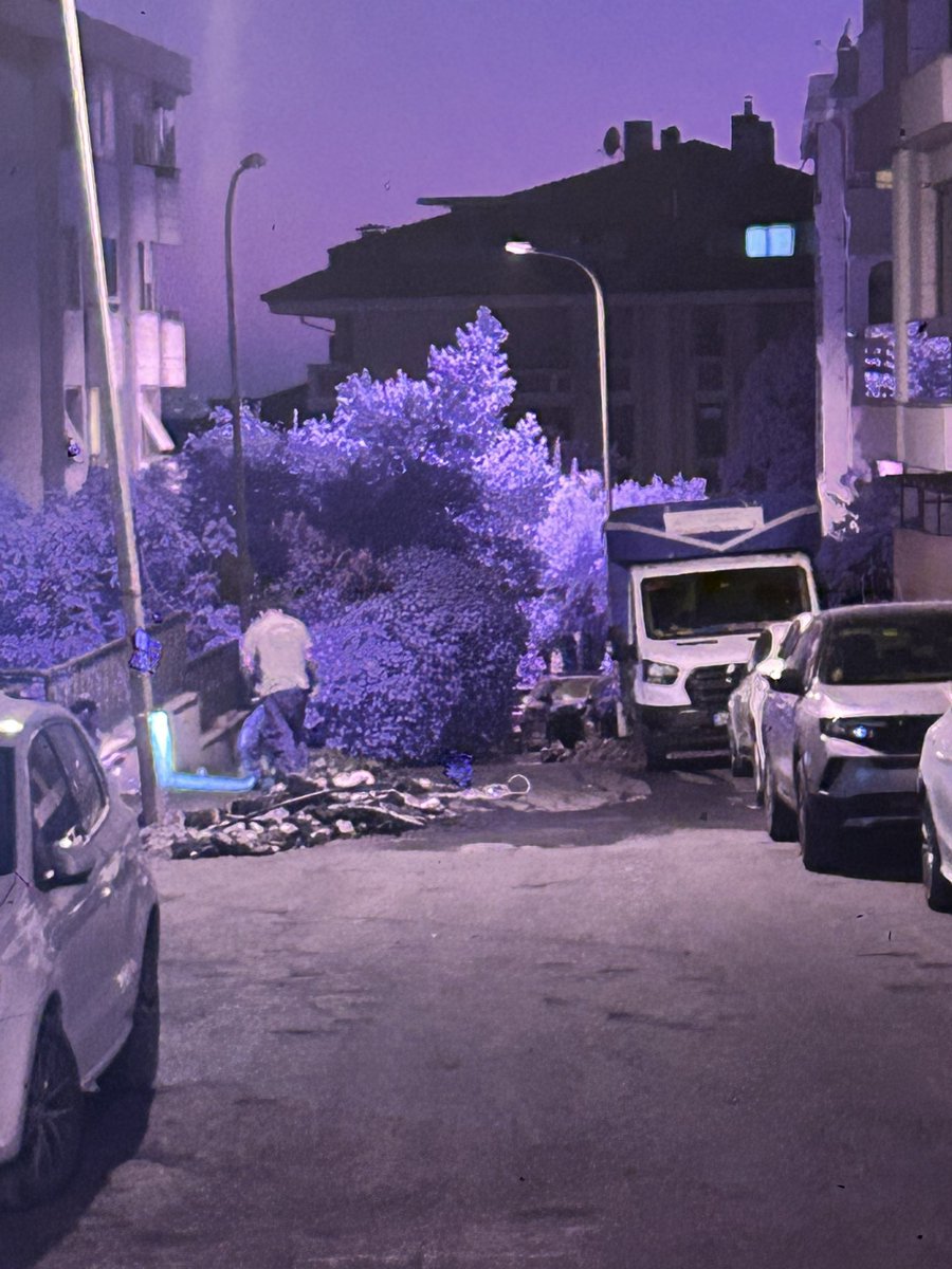 ogunozgur9's tweet photo. @uskudarbld asfalt dökücez diye sokağın içinden geçtiniz. Su boruları ve İnternet kablolalarını söktünüz. 6 gündür internet yok. Üstüne üstlük yeni asfalt döküp şimdi boruları düzeltmek için tekrar asfaltı kırıyorsunuz. @iskignmudurlugu @TTDestek sen de düzelt artık interneti. https://t.co/Z19fijvANH