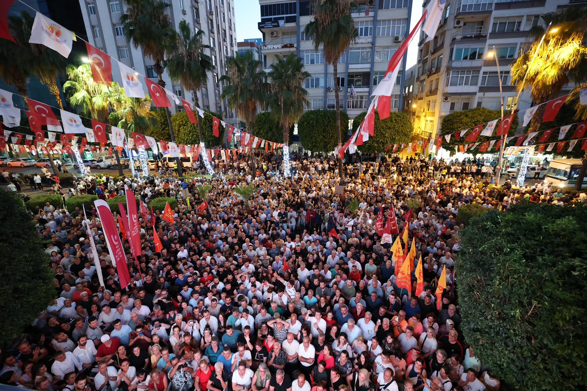 Halkın iradesine sahip çıkıyoruz!

Binlerce yürek Adana Büyükşehir Belediyesi taş bina önünde Zeydan Başkan’ımız için buluştuk. 

Zeydan Başkan’ımız Adana’dır. 
Adana’mız tutsak edilemez! 

#AdanaZeydanKaralardır
