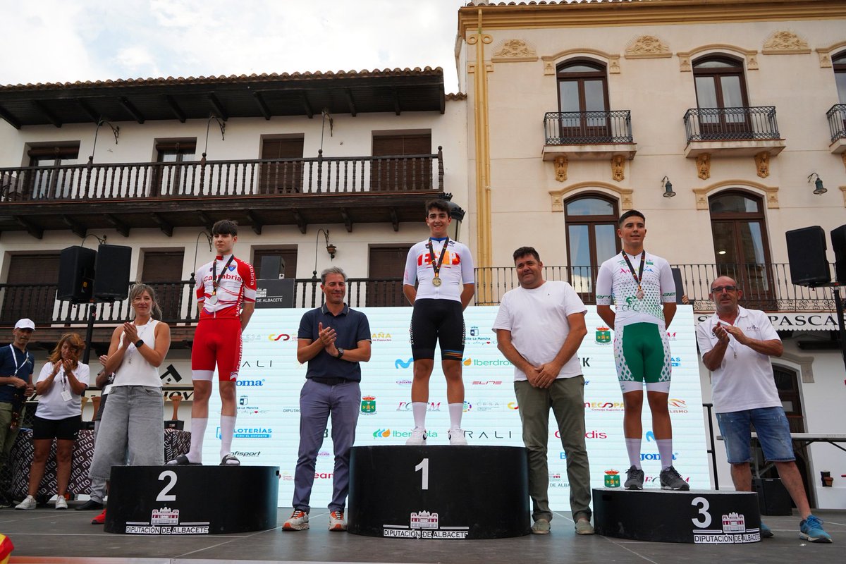 Cerramos la jornada con los podios de las pruebas infantiles en ruta 🤩

¡Brillante futuro por delante el de estos talentosos corredores! A seguir disfrutando, equipo🙌

#CEEscolaresTarazonaDeLaMancha25 #Ciclismo