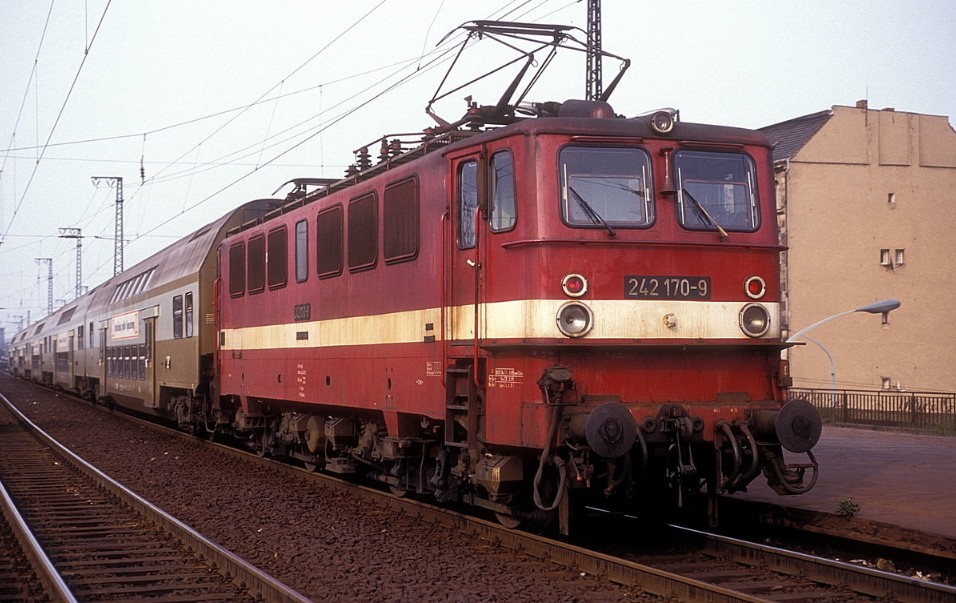 Am 06.05.1991 schiebt 242170 ihre DD-Garnitur aus dem Bahnhof Dresden-Mitte. Fahrtroute konnte ich leider nicht ermitteln.