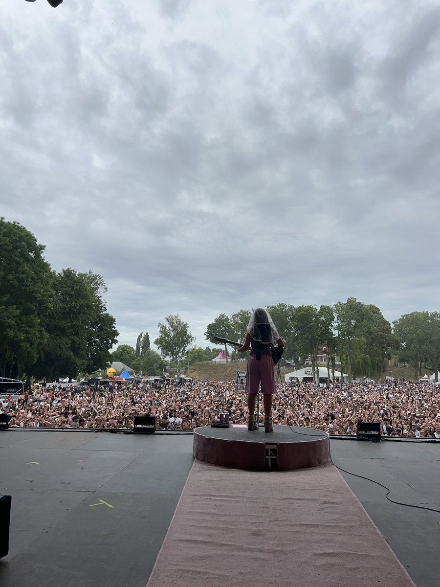 main square u made my heart burst thank you thank you thank you for showing the fuck up for me 🩷🩷🩷🩷🩷