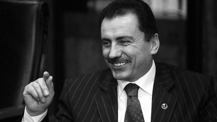 Dostlarla gidilen dost yolunda,
Çilede, sefada bir güzel olur,
Canlar bir oldukça canan uğruna,
Canlar verilesi, bir değer olur.

Bir değer uğruna ölmeyen beden,
Gömülür toprağa, bir ceset olur,
Hakikat yolunda ölürse beden 
Yücelir ruhuyla, bir şehit olur.

M. Yazıcıoğlu