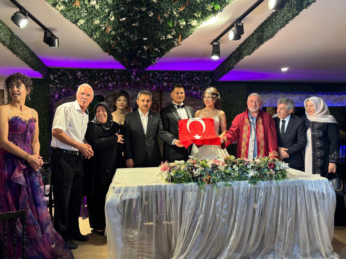 Belediyemizden mesai arkadaşımız Hamza - Asiye Hasipek ve Hamide - Kerep Dağ ailelerinin kıymetli evlatları Mücahit ile Gökçe’nin düğününe katılarak mutluluklarını paylaştık.  Sevgili gençlerimizi ve ailelerini tebrik ediyor, mutluluklar diliyorum.