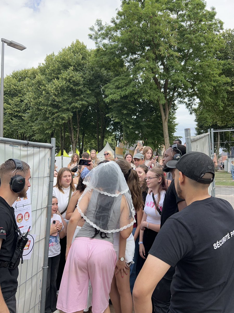 sweetest peaches ever i am loving seeing u all this festival season