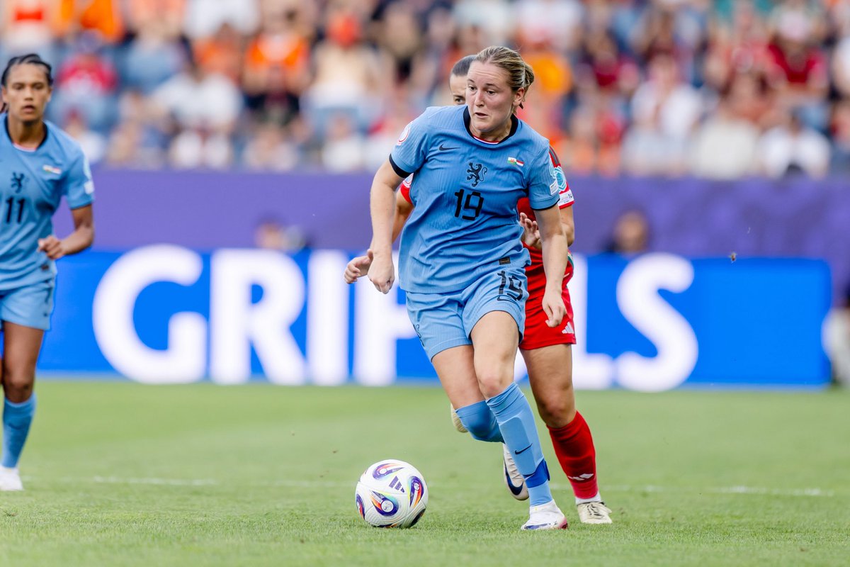 KNVB's tweet image. De @oranjevrouwen zijn het EK in Zwitserland goed gestart! Dankzij goals van Miedema, Pelova en Brugts werd Wales met 0-3 verslagen 🦁
Vivianne Miedema bereikte een bijzondere mijlpaal: ze scoorde haar 100e goal voor Oranje 👏
#WEURO2025 #YoureInvited