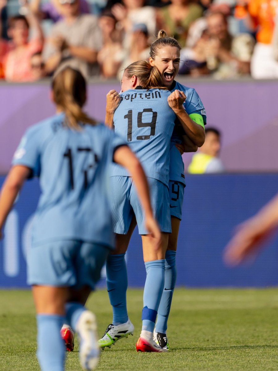 KNVB's tweet image. De @oranjevrouwen zijn het EK in Zwitserland goed gestart! Dankzij goals van Miedema, Pelova en Brugts werd Wales met 0-3 verslagen 🦁
Vivianne Miedema bereikte een bijzondere mijlpaal: ze scoorde haar 100e goal voor Oranje 👏
#WEURO2025 #YoureInvited