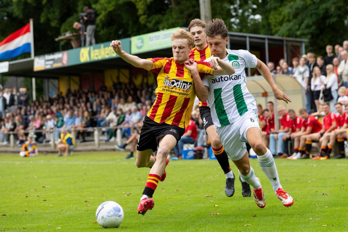 Kon Veel Minder de Podcast (@kvmdepod) on Twitter photo 𝗩𝗢𝗢𝗥𝗕𝗘𝗥𝗘𝗜𝗗𝗜𝗡𝗚 𝗜𝗡 𝗩𝗥𝗜𝗘𝗦
Een mooie middag in Vries, waar we bij de voormalige amateurclub van <a href="/Thijs_Faber/">Thijs Faber</a> uitstekend ontvangen werden.
Het leverde een verslag + interviews met Lukkien, Blokzijl, Resink en Van der Werff op 👇
🔗pod.link/1434291751 𝗩𝗢𝗢𝗥𝗕𝗘𝗥𝗘𝗜𝗗𝗜𝗡𝗚 𝗜𝗡 𝗩𝗥𝗜𝗘𝗦
Een mooie middag in Vries, waar we bij de voormalige amateurclub van <a href="/Thijs_Faber/">Thijs Faber</a> uitstekend ontvangen werden.
Het leverde een verslag + interviews met Lukkien, Blokzijl, Resink en Van der Werff op 👇
🔗pod.link/1434291751