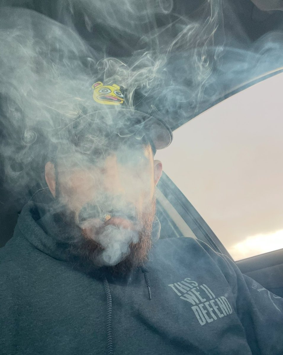 smoking while on twitter is like reading the newspaper in da morning