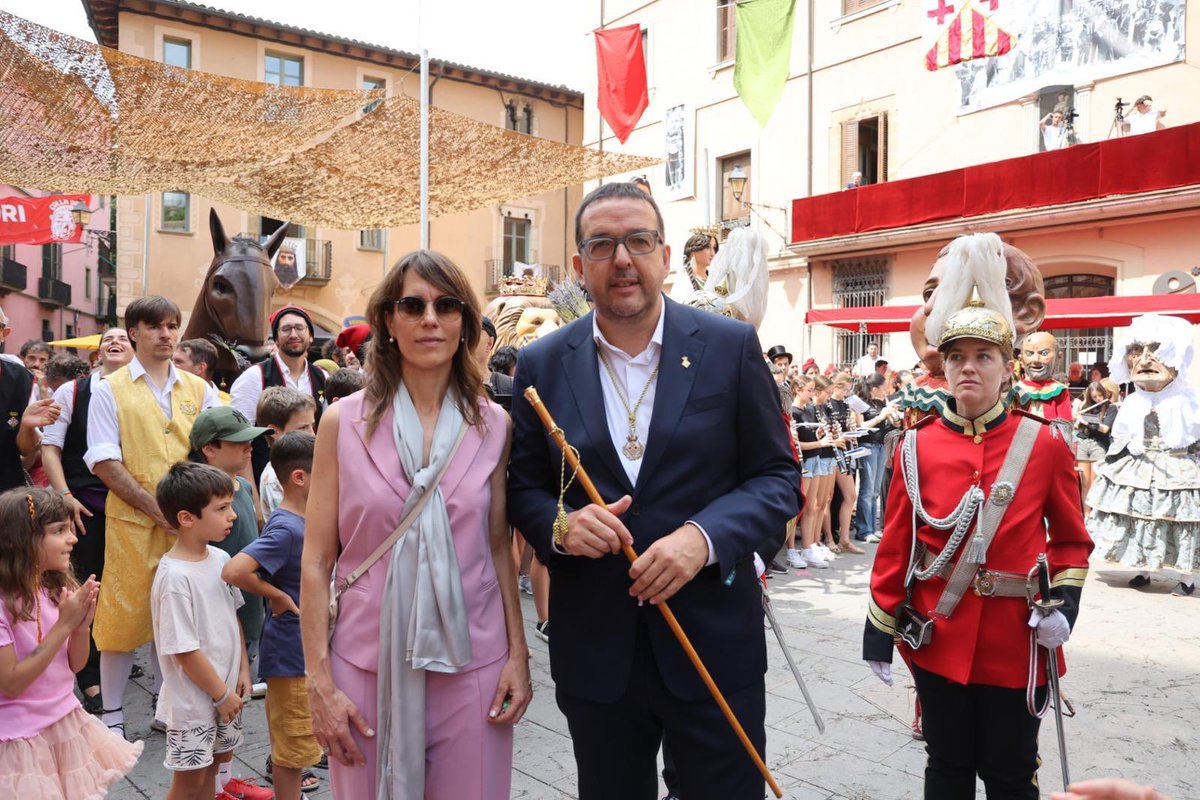 albertcastellsv's tweet image. El seguici de Sant Miquel fins a la catedral de Sant Pere és un dels actes més tradicionals i populars de la Festa Major de Vic.
Vigatans i vigatanes, seguim gaudint de la festa amb civisme, convivència, alegria i cohesió!
vic.cat/serveis/cultur…