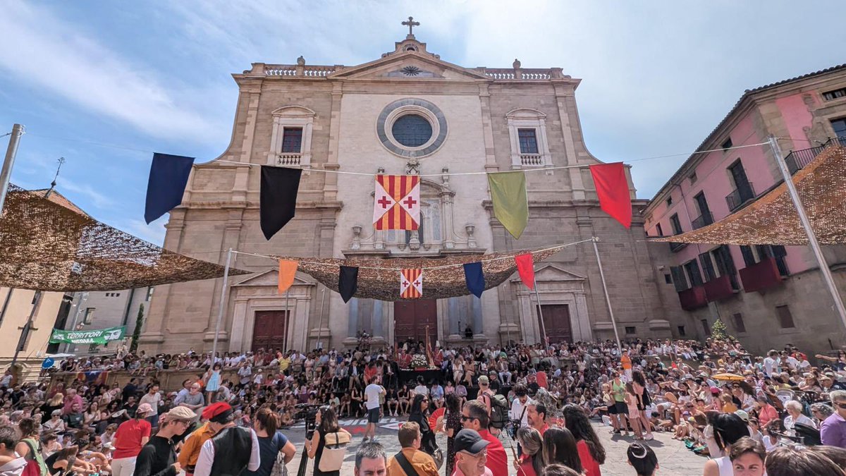 albertcastellsv's tweet image. El seguici de Sant Miquel fins a la catedral de Sant Pere és un dels actes més tradicionals i populars de la Festa Major de Vic.
Vigatans i vigatanes, seguim gaudint de la festa amb civisme, convivència, alegria i cohesió!
vic.cat/serveis/cultur…