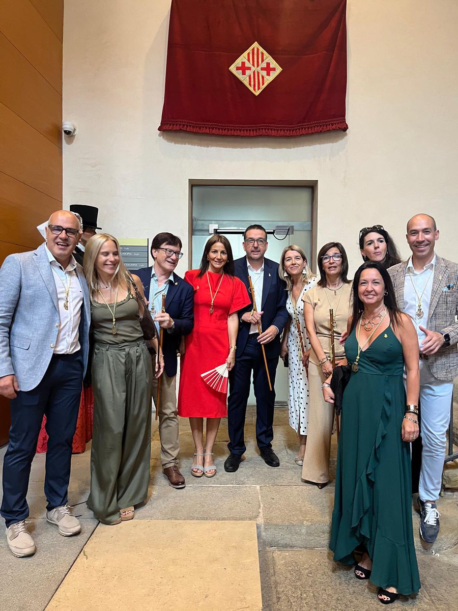albertcastellsv's tweet image. El seguici de Sant Miquel fins a la catedral de Sant Pere és un dels actes més tradicionals i populars de la Festa Major de Vic.
Vigatans i vigatanes, seguim gaudint de la festa amb civisme, convivència, alegria i cohesió!
vic.cat/serveis/cultur…