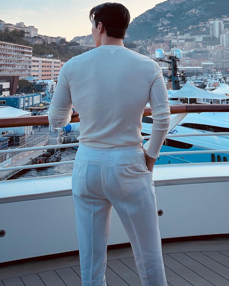 wihajoonspics's tweet photo. a rich billionaire dad https://t.co/n04OhyEget