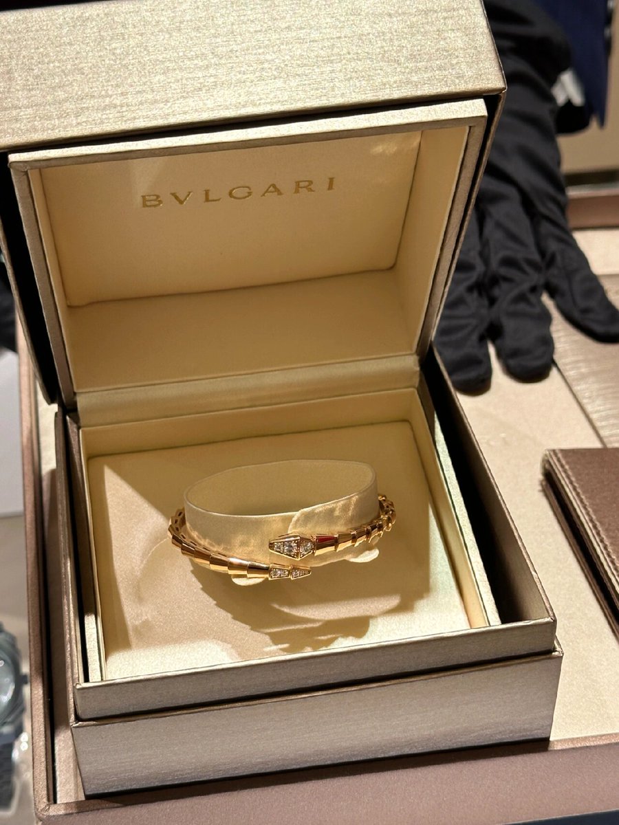 Shopping is my favorite sport, and I'm a winner. If I touched it first, it’s mine❤️
