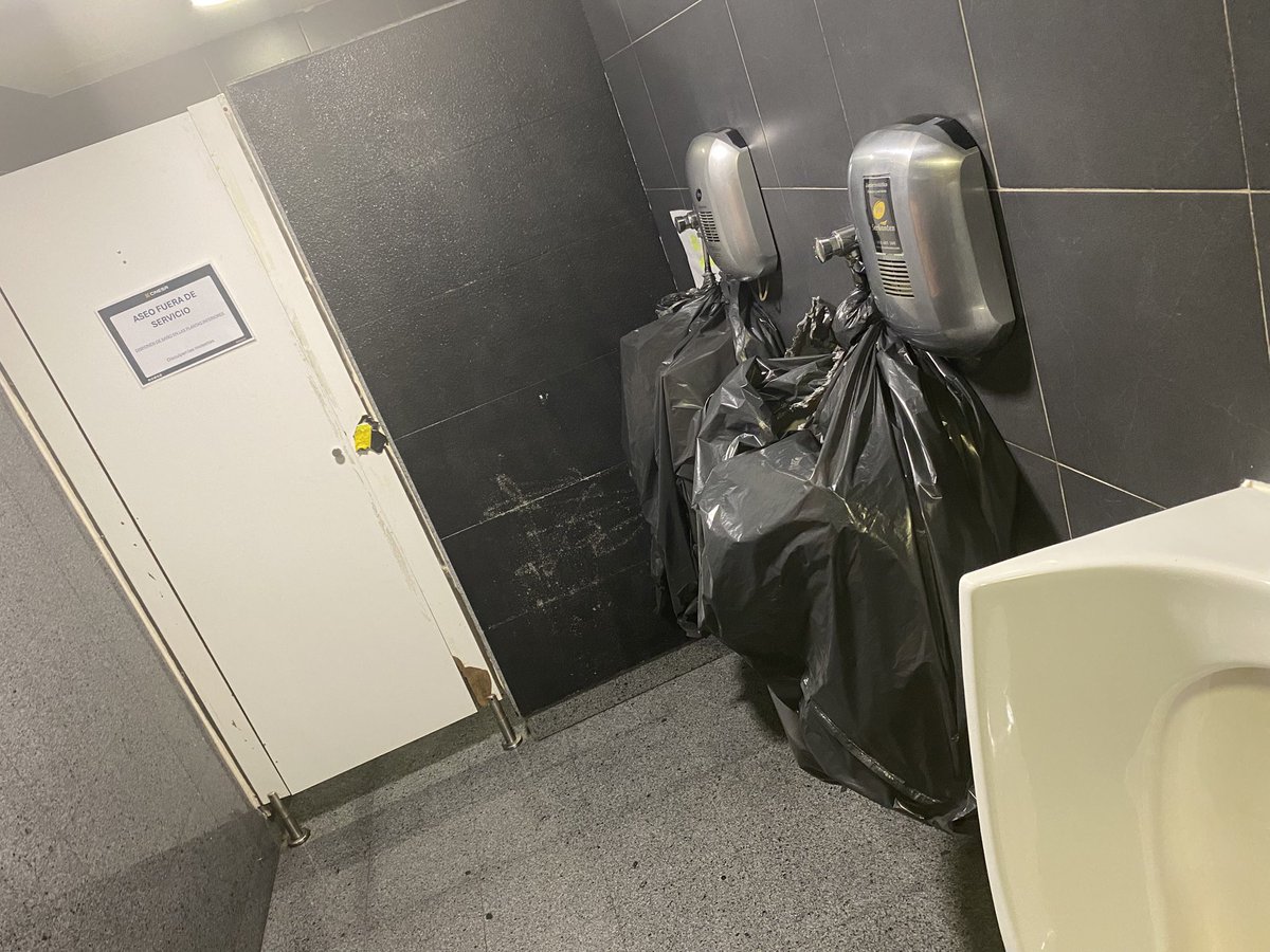 daniacal's tweet image. Hola @Cinesa con el precio que cobráis actualmente por las entradas, palomitas y demás ya podríais mantener en mejores condiciones las instalaciones. Esta foto es del cine de Méndez Álvaro, donde de cuatro urinarios solo funciona uno. Bastante vergonzoso, la verdad