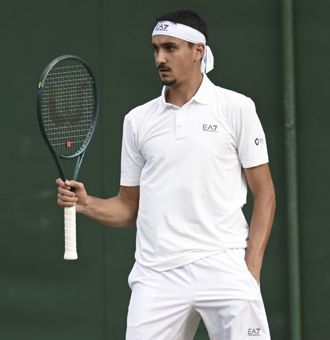 Vittoria commovente di #Sonego che piega Nakashima dopo 5 ore di lotta in un match simile a un romanzo con 3 tie break più  il Supertiebreak finale.Impresa fantastica in un'altra grande giornata per il tennis italiano che porta agli ottavi di #Wimbledon pure #Sinner e #Cobolli.