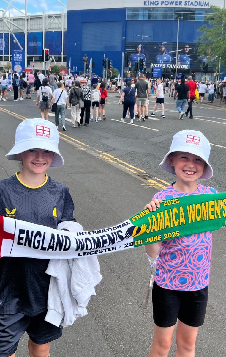 A special message from our young girls teams to our lionesses as they defend their European Trophy 🏆 

“Come on England 💪”

💙 🏴󠁧󠁢󠁥󠁮󠁧󠁿 🖤 🦁 💙