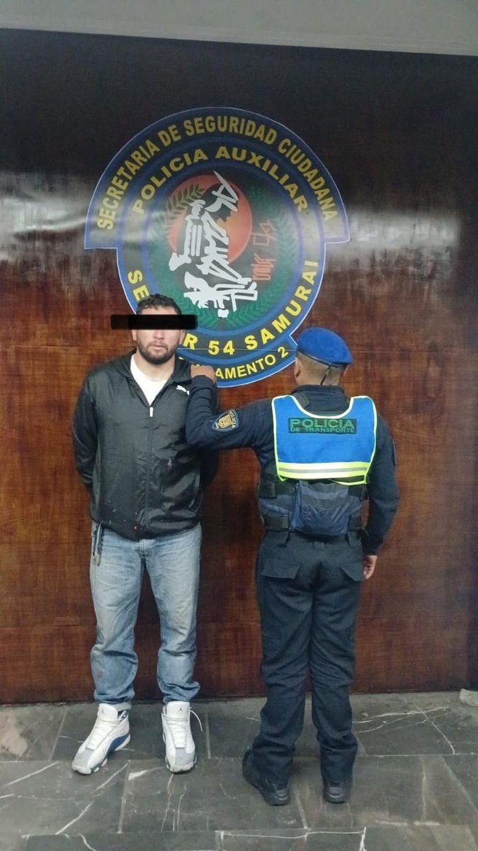 🛑 El destacamento Samurai de la <a href="/SSC_CDMX/">SSC CDMX</a> detuvo a tres hombres y una mujer por causar daños a instalaciones del <a href="/MetroCDMX/">MetroCDMX</a>. 
No vamos a permitir que nadie atente contra el sistema.
Quien lo dañe, enfrentará todo el peso de la ley.
Estamos aquí para cuidar el Metro y hacerlo más