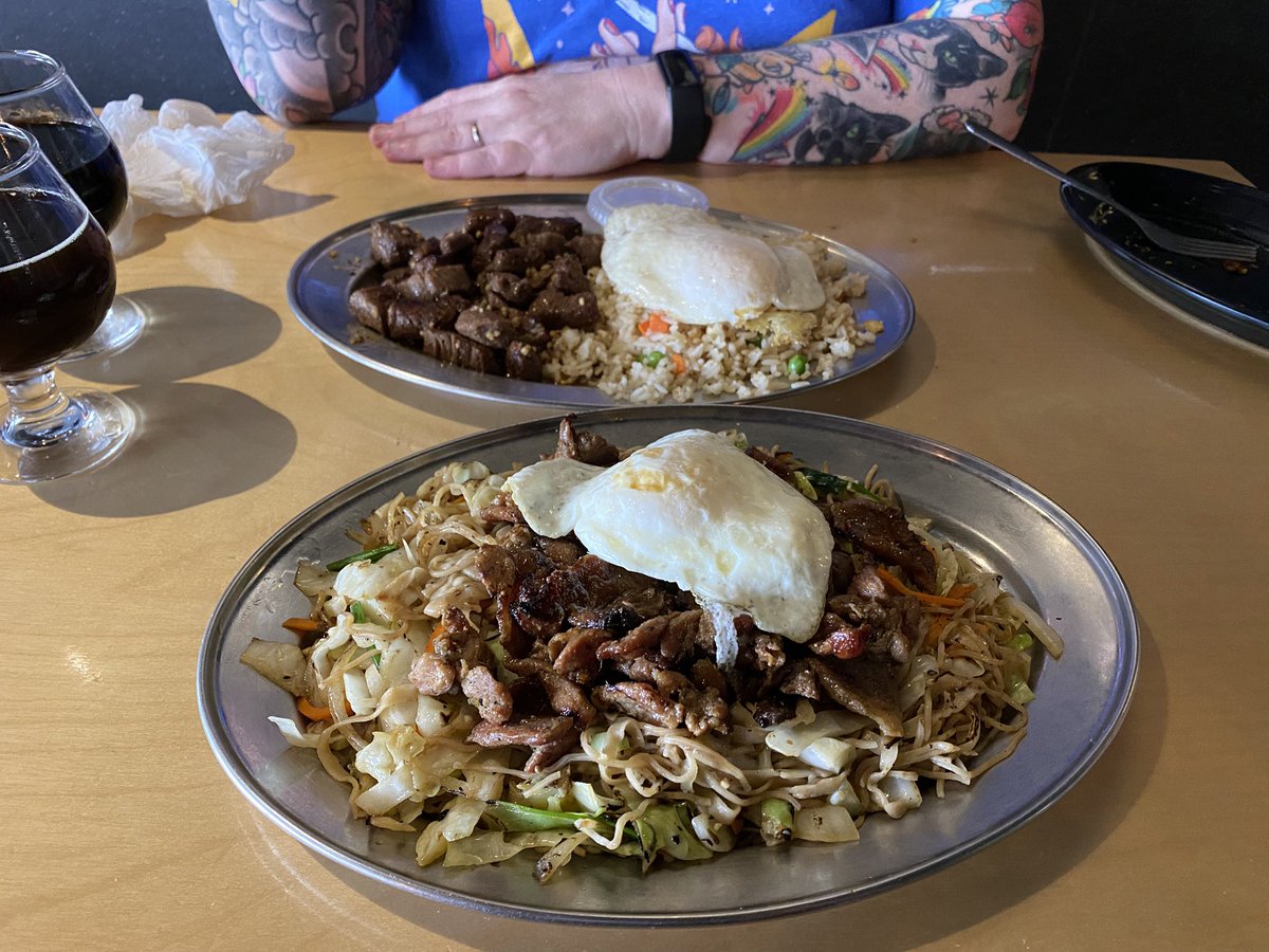 deadbrew1's tweet image. Saturday grubbin at Nobi Public House
Beers!!! One is 903 - Peanut Butter Ogre at a whoppin 15.5% abv 😯
General Bi’s Wingers
Shaking Beef with fried rice
Stir fried noodles with pork
More beers!!