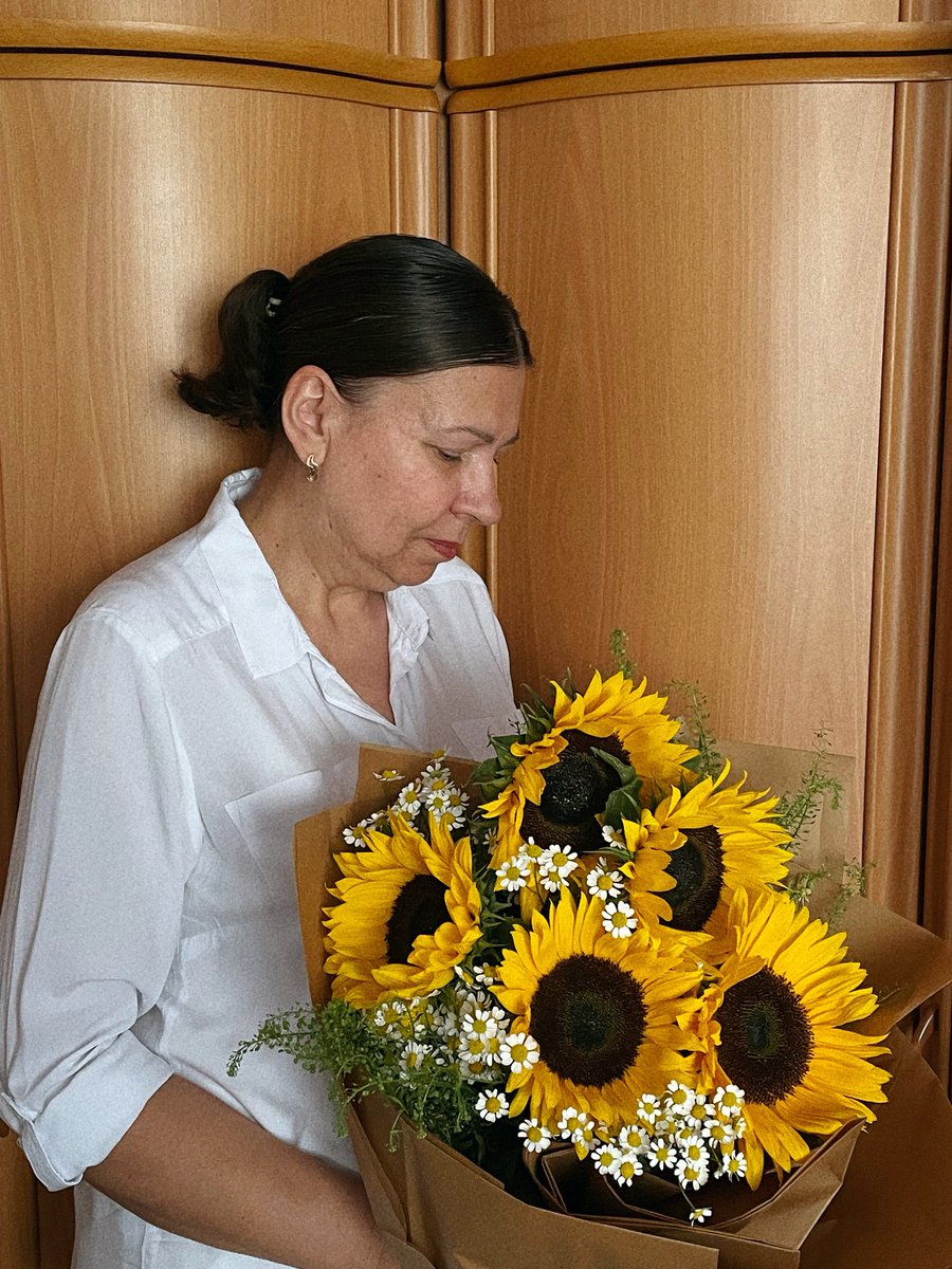 уперше подарувала не зовсім стандартні квіти мамі і це мій найкращий букет, який я коли-небудь дарувала, бо соняхи - це абсолютний розйоб