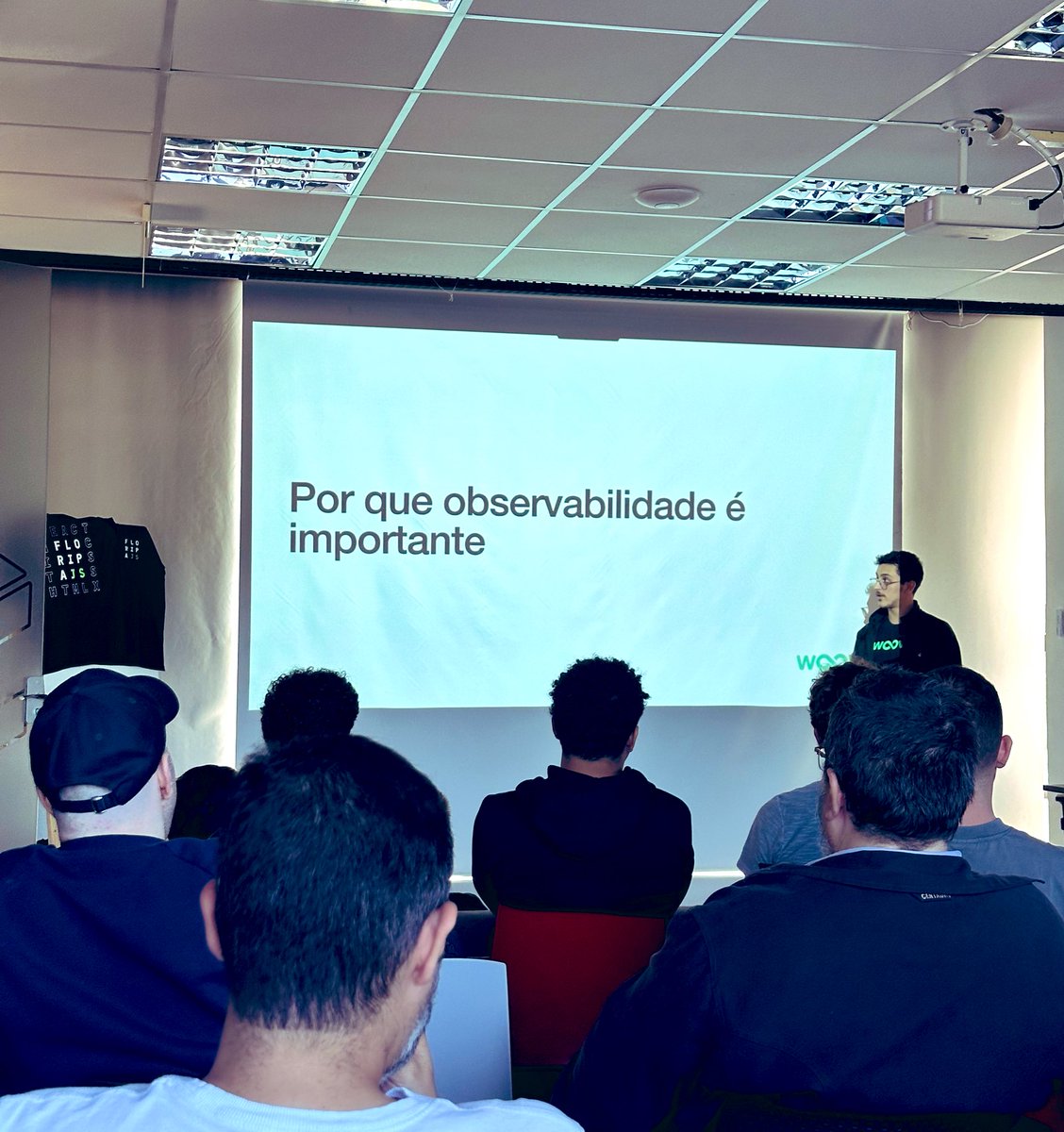 Agora com a principal talk do FloripaJS com o Lucas Aguiar falando sobre Observabilidade na Prática!