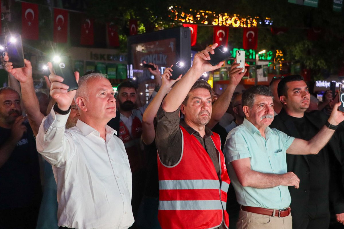 Hukuksuzluğa, adaletsizliğe bugün onlarca partilimiz ve Kocaeli'li ile birlikte hayır dedik. Susmayanlar, korkmayanlar olarak daha kalabalık olduğumuzu meydanlarda göstermeye devam edeceğiz. Esnaf ziyareti dahi yapamayan iktidara halk ile omuz omuza mücadele vermeyi göstereceğiz.