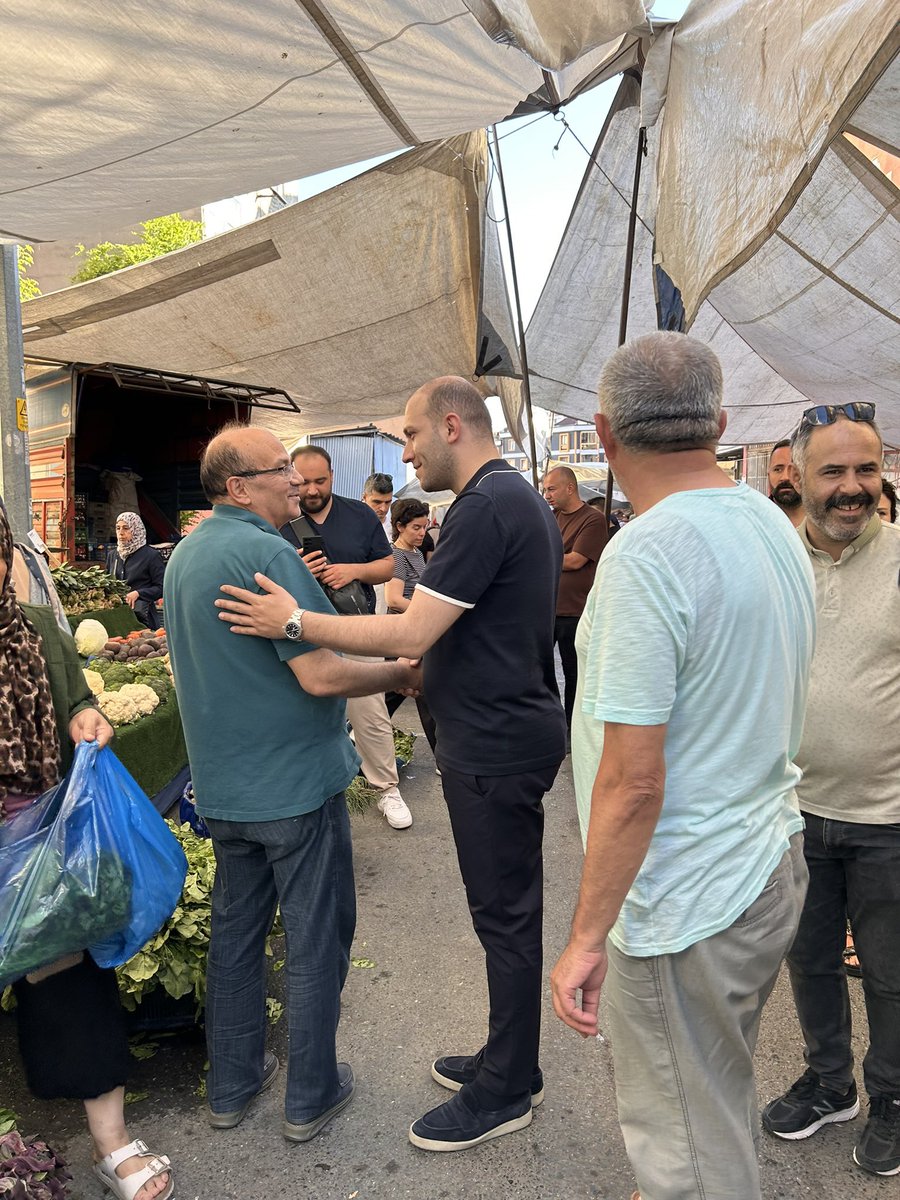 Valla biz pazarda dolaşırken sadece sıcaktan dolayı biraz terleyebiliyoruz. 

Ama sizin partidekiler yolsuzluklarının hesabını verirken bayağı bir terliyordur.