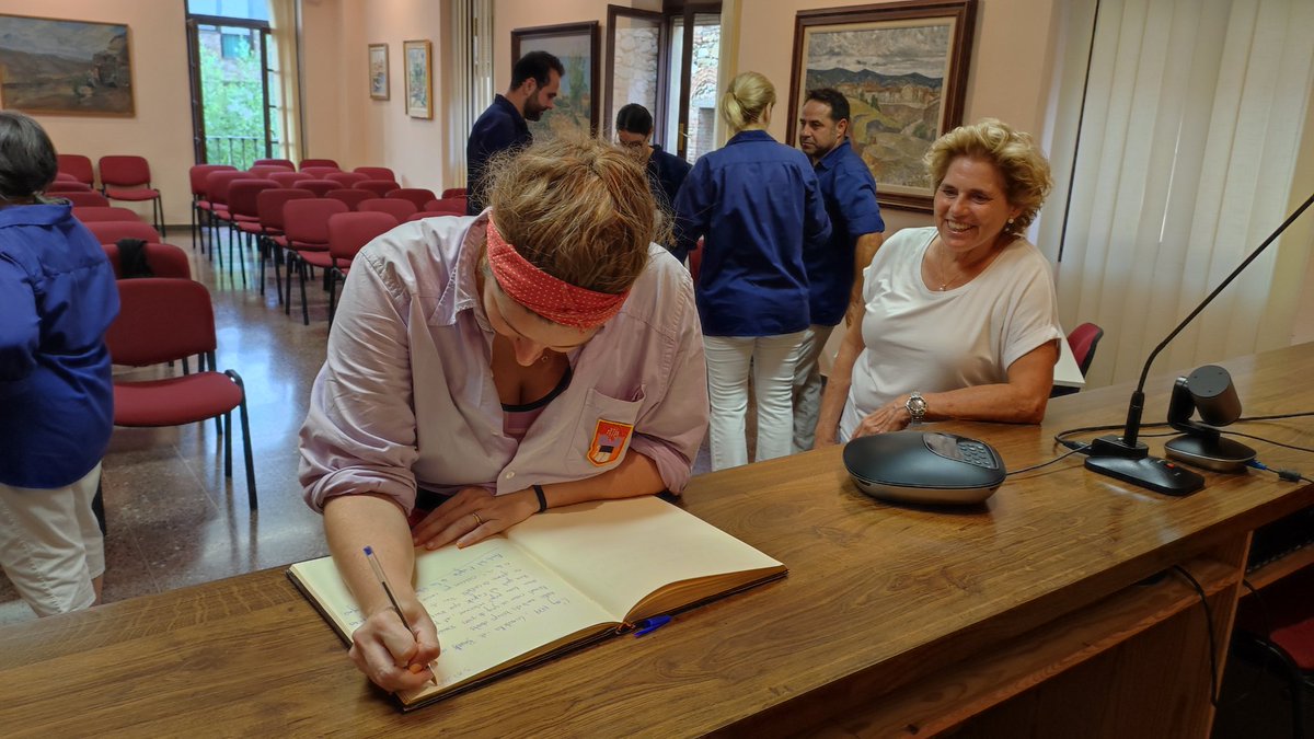 Signem el llibre d'honor de <a href="/AjCornudella/">Ajuntament de Cornudella de Montsant</a>, junt als <a href="/brivalls/">Brivalls de Cornudella</a> i als <a href="/XiquetsSerrallo/">Xiquets del Serrallo</a>, per segellar una diada que guardarem a la memòria durant molt de temps.

Moltes gràcies per aquesta rebuda, Cornudella! Ara, a celebrar-ho!

#TotElQueCompartim #castells