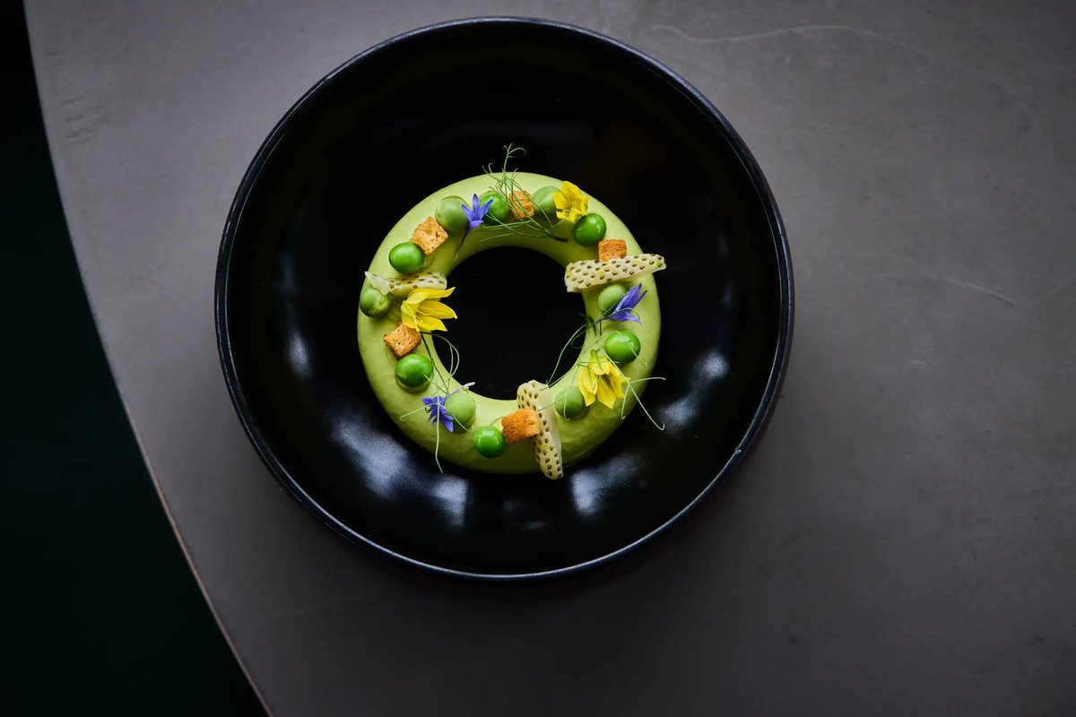 🌊Perched on Worthing Pier, Tern Restaurant is making waves – and the Michelin Guide 2025 noticed. A bold English wine-only list, seasonal British produce, and knockout sea views.

Find out what’s on the menu in the July edition of #VineyardMagazine🔥
#EnglishWine #TernRestaurant