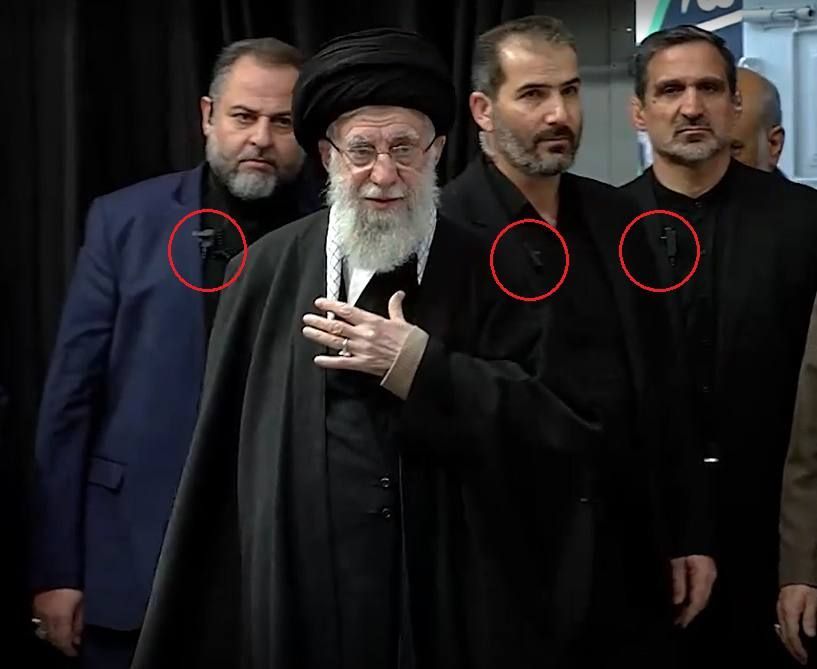 Sina___s1989's tweet image. 🔴تصویری از تعدد محافظان خامنه ای در هنگام ورود به حسینیه !
✍️این طرز قرارگیری محافظان در پشت سر لواطعلی بدون اینکه کسی در جلو و کناره باشه
نشون میده هوای کونشو بیشتر از خودش دارن😂
#موشعلی
#لواطعلی