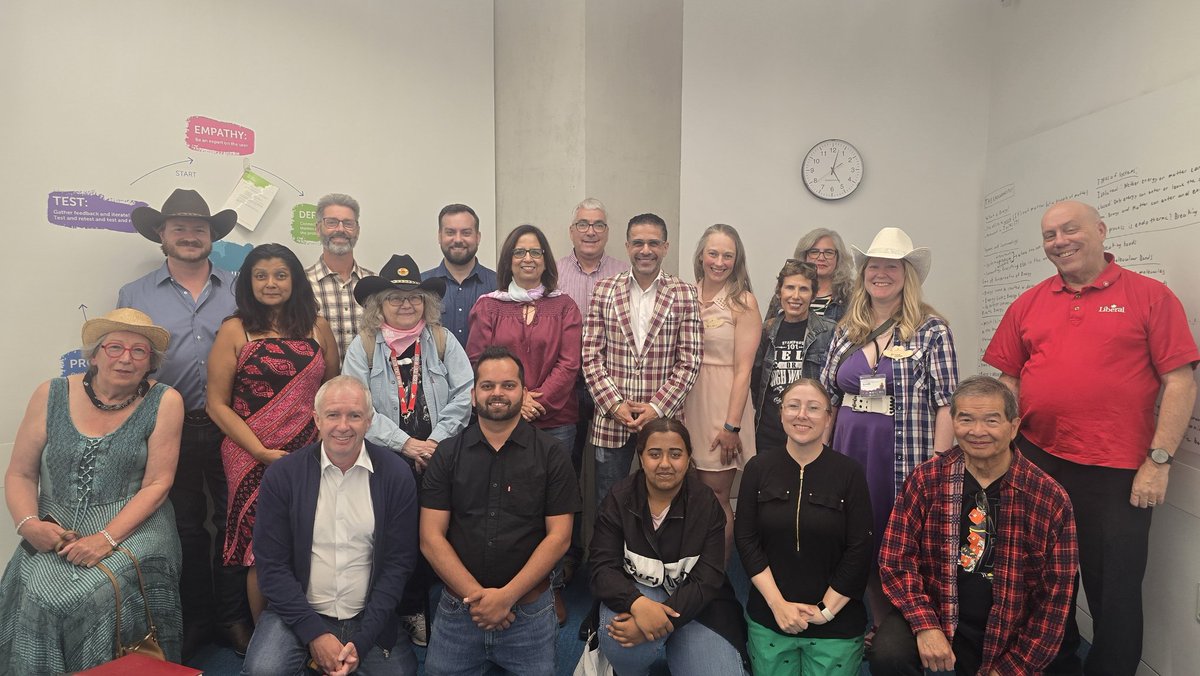 Hey #alberta C'est génial d'être de retour et de rencontrer des bénévoles, des candidats et des sympathisants ! Merci pour toutes ces bonnes discussions et idées !

Hey #alberta Great to be back and meeting with volunteers , candidates, and supporters ! Thanks for all the great