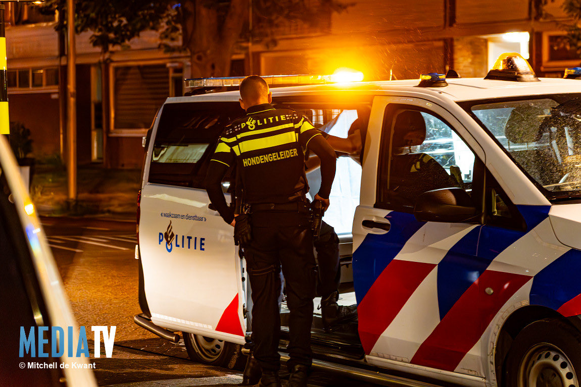 Aan de Burgemeester De Gaaij Fortmanstraat in Ridderkerk is een man gewond geraakt bij een steekpartij in een woning op de eerste etage. Meerdere ambulances en een mobiel medisch team kwamen met spoed ter plaatse.

mediatv.nl/nieuws/nieuws/…