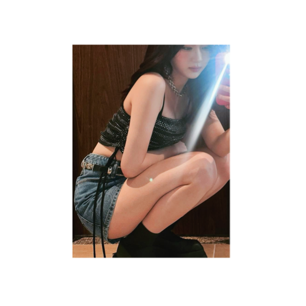 rinhasmoved's tweet photo. couldn’t decide which pics to post so i’m posting all of them! let’s go chaeribomb!!! 🥳😍🙂‍↕️ https://t.co/zJOJVyTLTw