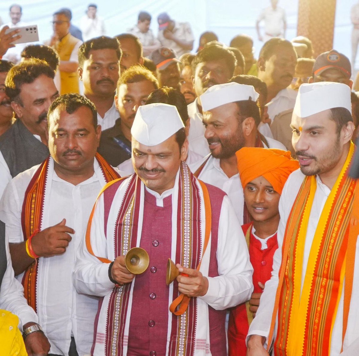 CMOMaharashtra's tweet photo. मुख्यमंत्री देवेंद्र फडणवीस आणि यांचे कुटुंब आषाढी एकादशी निमित्त विठ्ठलाच्या शासकीय महापूजेसाठी पंढरपुरात दाखल झाले. याप्रसंगी वारकरी संप्रदायातर्फे मुख्यमंत्री फडणवीस आणि कुटुंबियांचे स्वागत करण्यात आले. 

@Dev_Fadnavis @fadnavis_amruta
#Maharashtra #DevendraFadnavis #AshadhiEkadashi