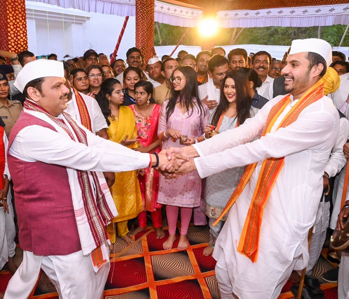 CMOMaharashtra's tweet photo. मुख्यमंत्री देवेंद्र फडणवीस आणि यांचे कुटुंब आषाढी एकादशी निमित्त विठ्ठलाच्या शासकीय महापूजेसाठी पंढरपुरात दाखल झाले. याप्रसंगी वारकरी संप्रदायातर्फे मुख्यमंत्री फडणवीस आणि कुटुंबियांचे स्वागत करण्यात आले. 

@Dev_Fadnavis @fadnavis_amruta
#Maharashtra #DevendraFadnavis #AshadhiEkadashi