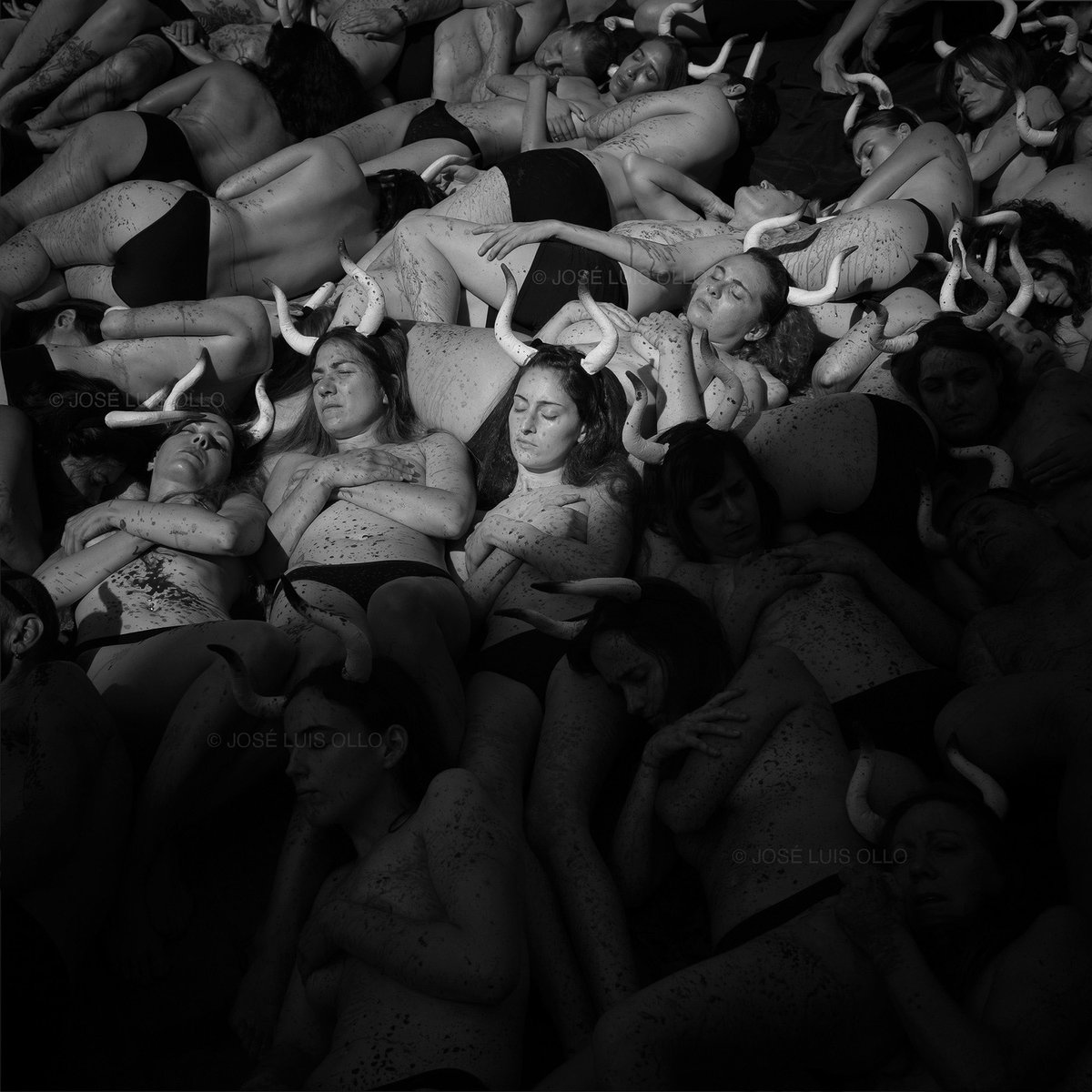 Plaza Consistorial. #Pamplona.

Activistas de <a href="/peta/">PETA</a> y <a href="/AnimaNaturalis/">AnimaNaturalis</a> durante la concentración contra la tauromaquia celebrada hoy. 

5 de julio de 2025.
#SanFermín2025 #Sanfermines2025 
© José Luis Ollo