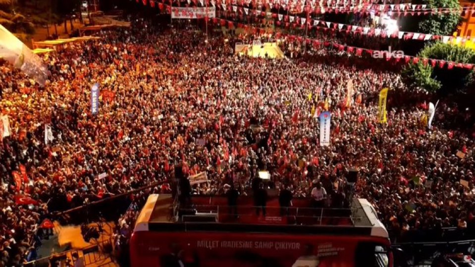 Özgür Özel;

Meydandan kork kardeşim. Şu anda 81 ilde fragman izliyorsun, korku filmini daha izlemedin.