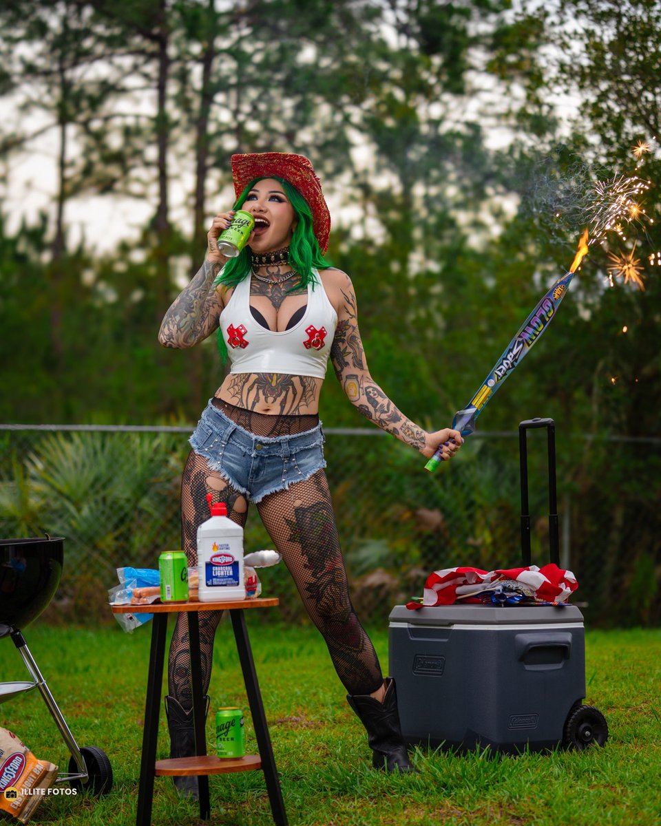 ShotziTCB's tweet image. How was your 4th? 🔥 🌭 🍺