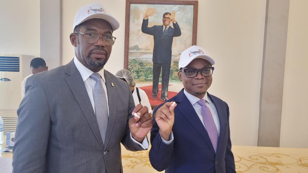 Guinea Salud (@guineasalud) on Twitter photo 🩺 Tras el lanzamiento de la Campaña contra el VIH/SIDA, el Ministro de Sanidad <a href="/MitohaOndo/">Mitoha Ondo'o Ayekaba</a>, y el Viceministro se realizaron la prueba del VIH, dando ejemplo a todos los participantes. 💉 ¡Conocer tu estado serológico es clave!
Únete, hazte la prueba y protege tu salud. 🩺 Tras el lanzamiento de la Campaña contra el VIH/SIDA, el Ministro de Sanidad <a href="/MitohaOndo/">Mitoha Ondo'o Ayekaba</a>, y el Viceministro se realizaron la prueba del VIH, dando ejemplo a todos los participantes. 💉 ¡Conocer tu estado serológico es clave!
Únete, hazte la prueba y protege tu salud.