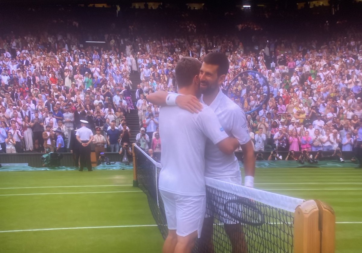 rowenamezzo's tweet image. Huge congratulations to @DjokerNole!
100 wins at #Wimbledon !
And how special to achieve that with his two lovely children in the audience! 👏👏👏