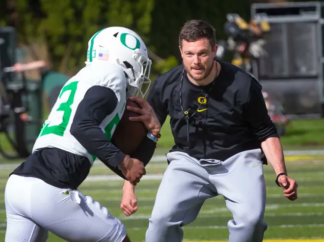 Oregon HC Dan Lanning - Fundamentals of Blitzing 🧵

- Techniques carry over from the DL to the Secondary.
- Blitz to the Offset Back = Low Gear/Surf
- Blitz opposite of the Offset Back = High Gear/Bend

"It doesn't matter who you are in our defense, at the end of the day you