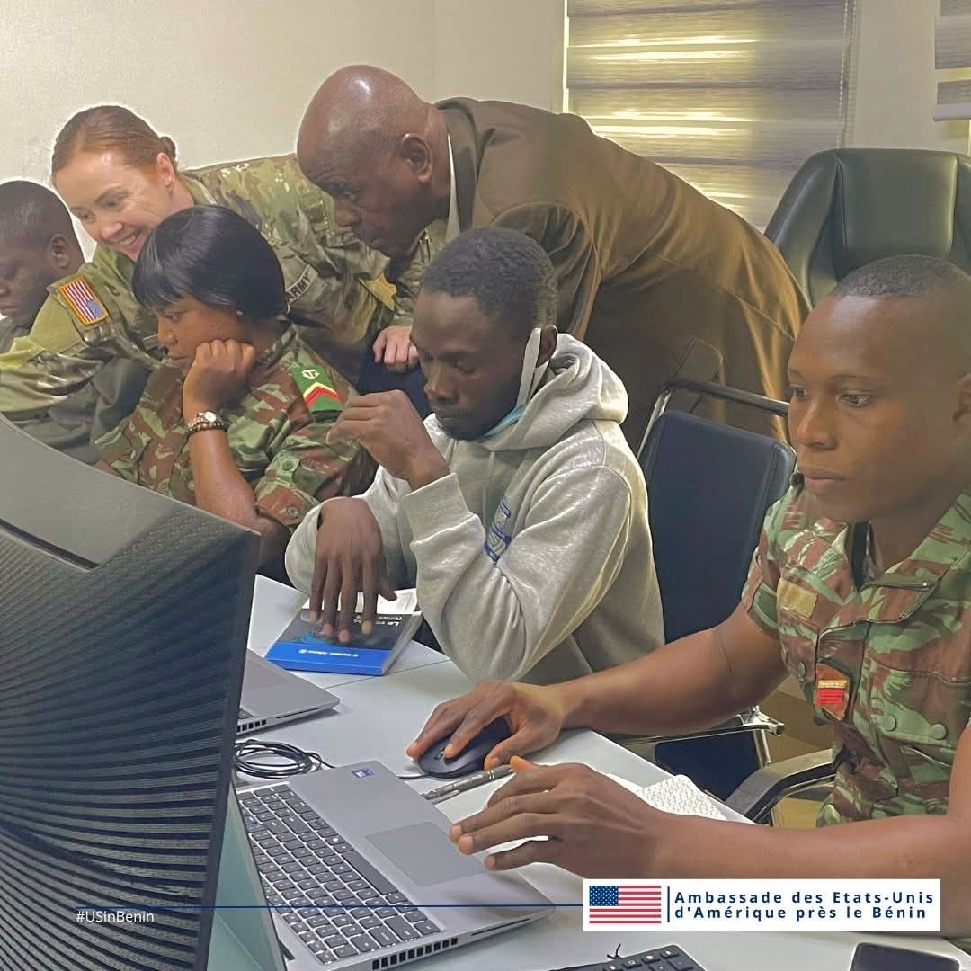 🇧🇯🇺🇸 Des pros de la cybersécurité en formation ! Pour mieux se préparer à la conférence African Endeavor 2025, quatorze soldats béninois ont suivi une formation d'une semaine. Leur mission ? Apprendre à protéger les réseaux informatiques de l’armée.

Pendant la semaine, ils ont