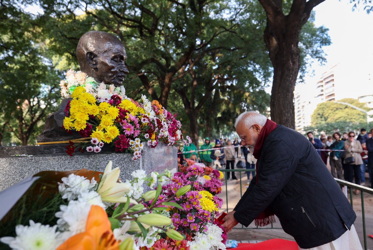 Rendí homenaje a Mahatma Gandhi en Buenos Aires. Su visión atemporal e ideales nobles siempre guiarán a la humanidad. Los ideales de Bapu resonan en todo el mundo. Le brindan fuerza y esperanza a millones. Inspirados por él, repetimos nuestro compromiso para construir un mundo