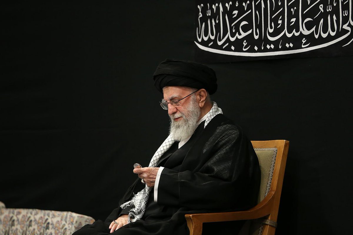 khameneinews's tweet photo. تصاویر ورود و حضور رهبر انقلاب در حسینیه امام خمینی(ره) در مراسم عزاداری شب عاشورای حسینی https://t.co/VHsFzDDW3f